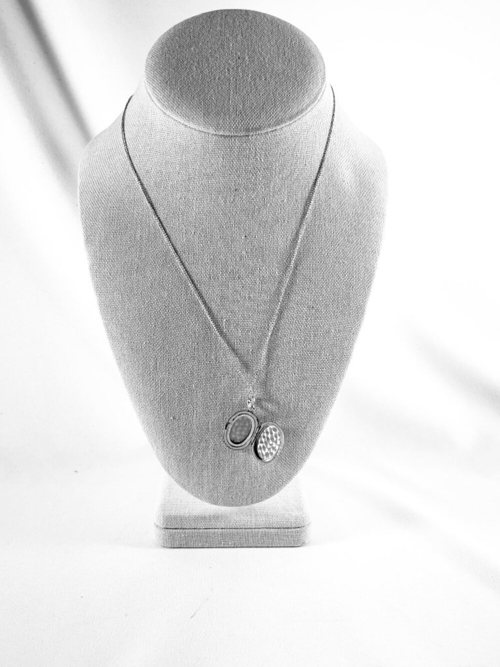 Locket, Oval, STERLING SILVER, 18In. Chain